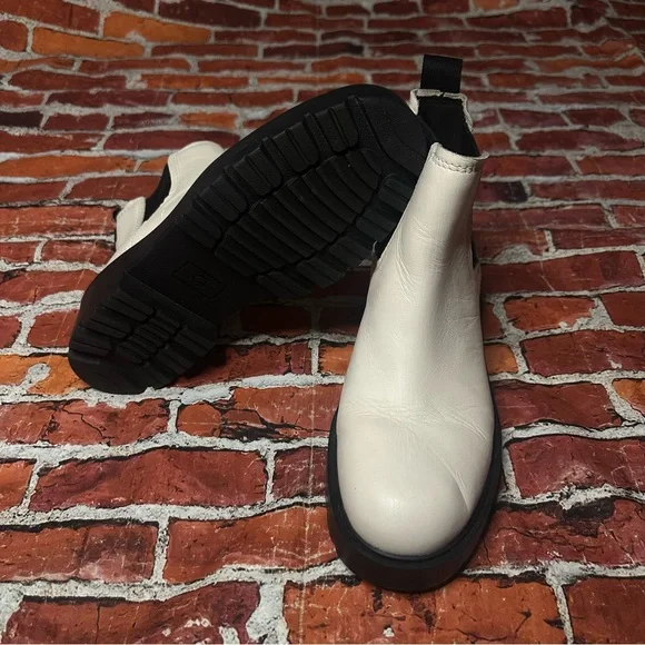 UGG Jasmine Markstrum White Boots - Picture 4 of 6